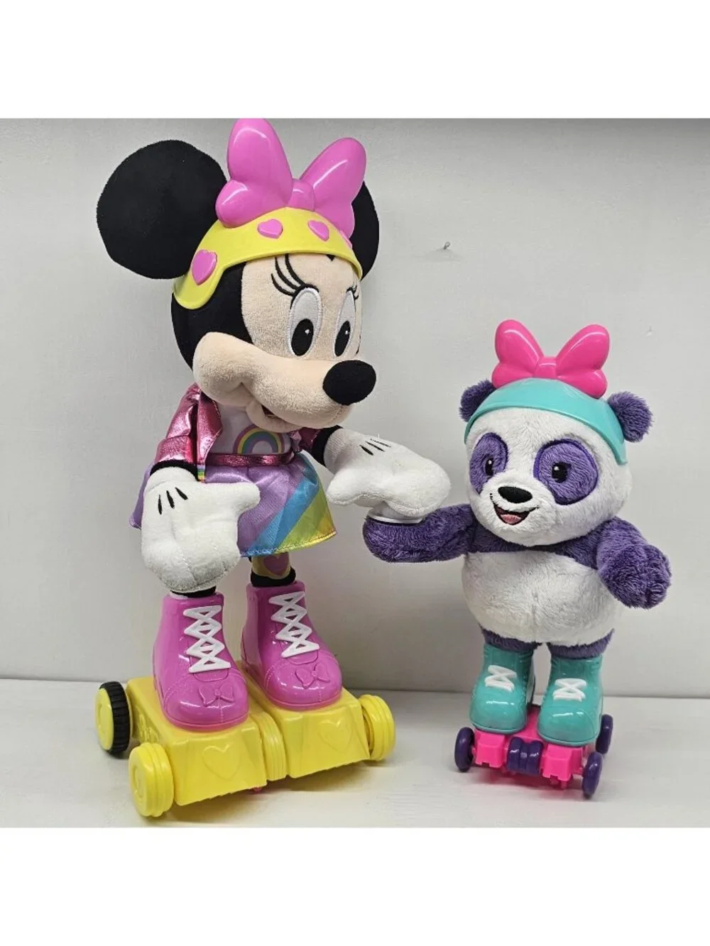 Just Play Disney Junior Minnie Mouse Roller Skating Party Interactive Plush Pals